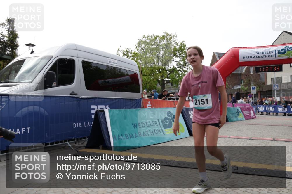10.05.2026 - 8. Wedeler Halbmarathon Yannick Fuchs http://msf.ph/oto/9713085 10.05.2026 11:27:31 Ziel 2151 meine-sportfotos.de