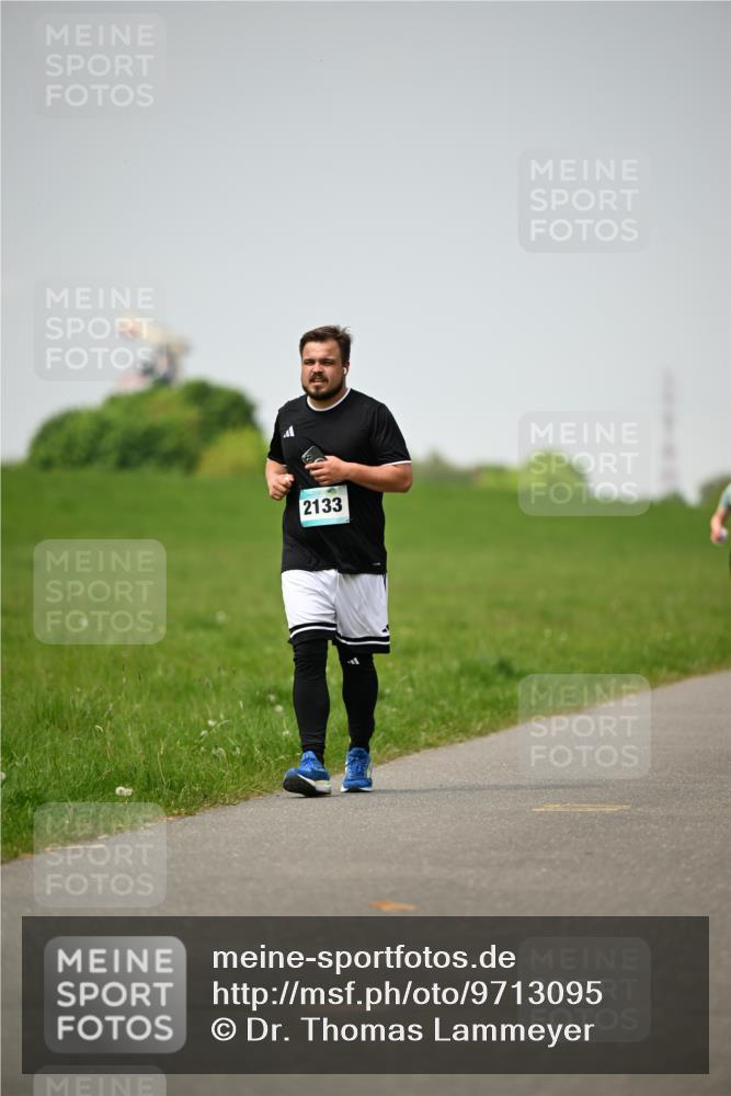 10.05.2026 - 8. Wedeler Halbmarathon Dr. Thomas Lammeyer http://msf.ph/oto/9713095 10.05.2026 12:12:58 Laufen 2133 meine-sportfotos.de