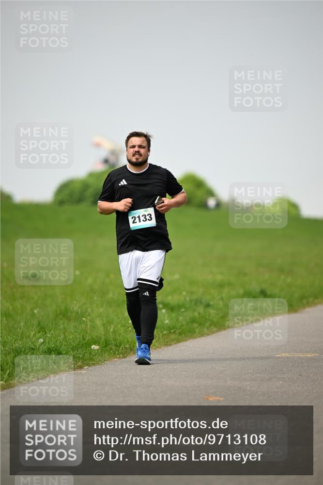 10.05.2026 - 8. Wedeler Halbmarathon Dr. Thomas Lammeyer http://msf.ph/oto/9713108 10.05.2026 12:12:59 Laufen 2133 meine-sportfotos.de