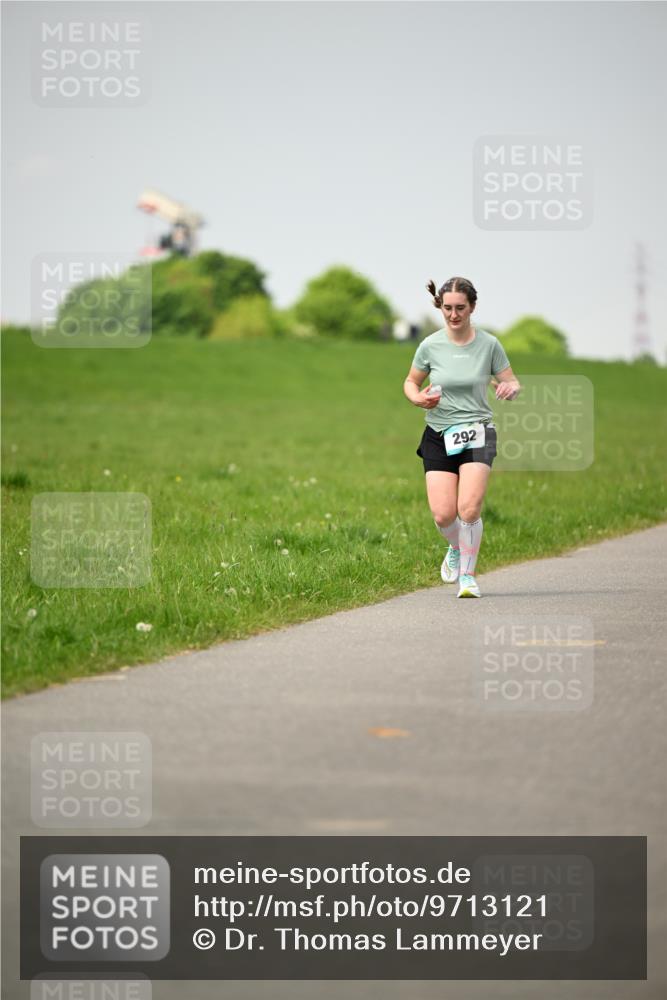 10.05.2026 - 8. Wedeler Halbmarathon Dr. Thomas Lammeyer http://msf.ph/oto/9713121 10.05.2026 12:13:04 Laufen 292 meine-sportfotos.de