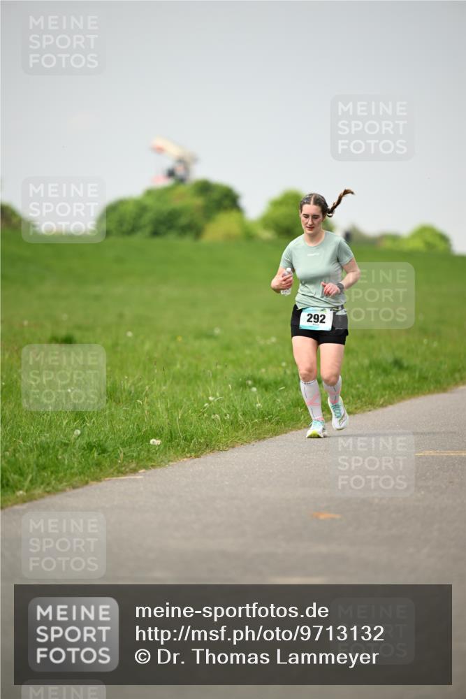10.05.2026 - 8. Wedeler Halbmarathon Dr. Thomas Lammeyer http://msf.ph/oto/9713132 10.05.2026 12:13:05 Laufen 292 meine-sportfotos.de