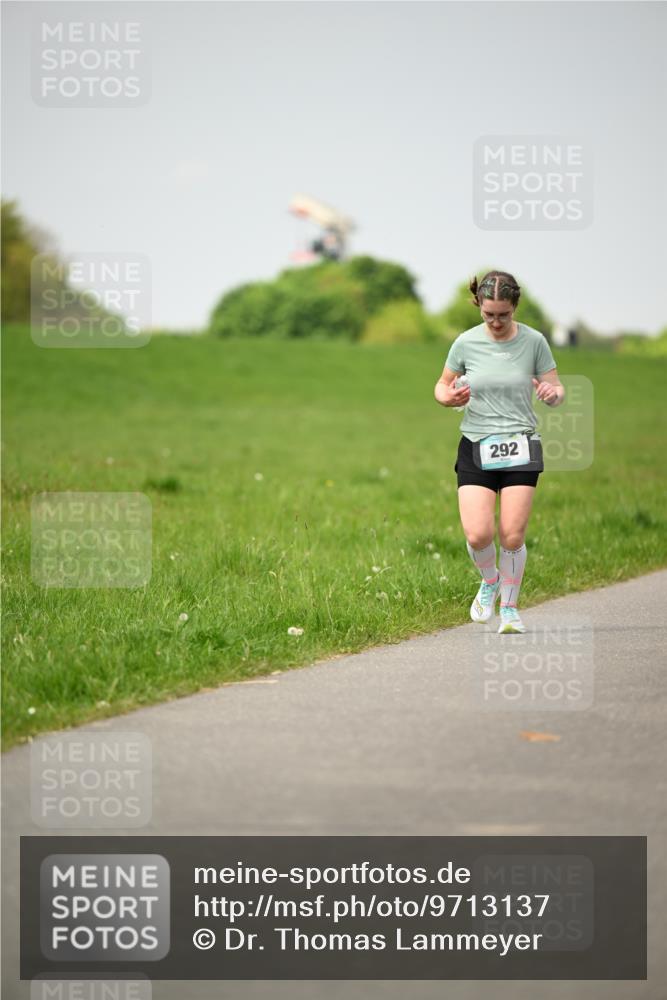 10.05.2026 - 8. Wedeler Halbmarathon Dr. Thomas Lammeyer http://msf.ph/oto/9713137 10.05.2026 12:13:05 Laufen 292 meine-sportfotos.de