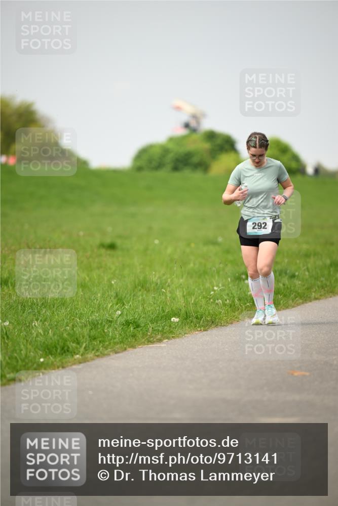 10.05.2026 - 8. Wedeler Halbmarathon Dr. Thomas Lammeyer http://msf.ph/oto/9713141 10.05.2026 12:13:06 Laufen 292 meine-sportfotos.de