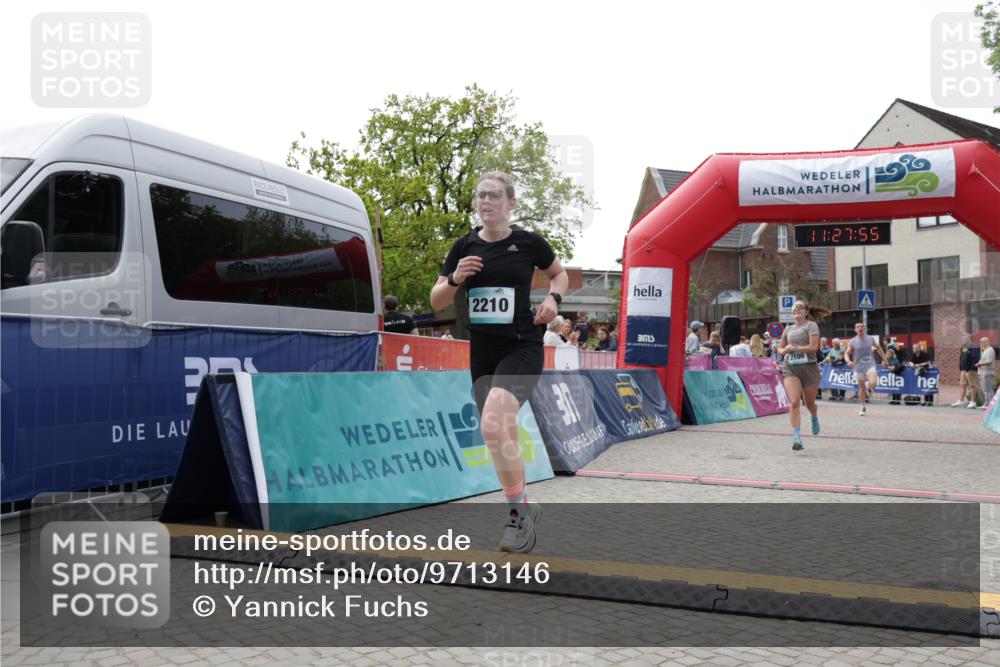 10.05.2026 - 8. Wedeler Halbmarathon Yannick Fuchs http://msf.ph/oto/9713146 10.05.2026 11:27:53 Ziel 875, 882, 1006, 2106, 2210, 2228, 2240 meine-sportfotos.de