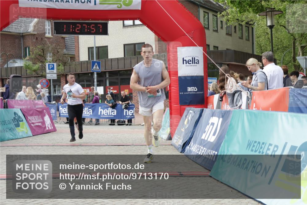 10.05.2026 - 8. Wedeler Halbmarathon Yannick Fuchs http://msf.ph/oto/9713170 10.05.2026 11:27:55 Ziel 875, 882, 1006, 2106, 2210, 2228, 2240 meine-sportfotos.de