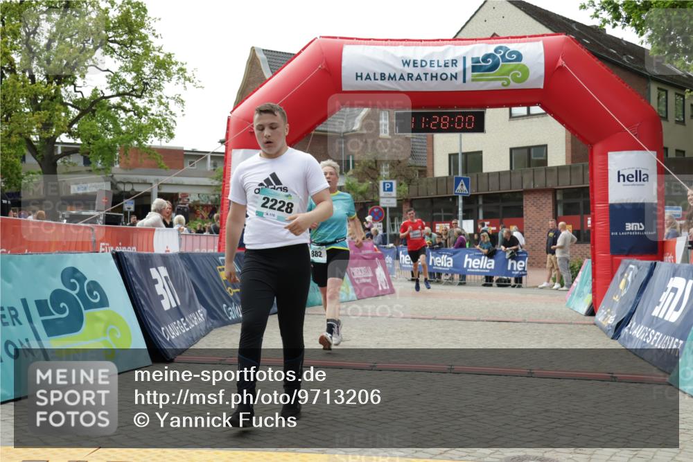 10.05.2026 - 8. Wedeler Halbmarathon Yannick Fuchs http://msf.ph/oto/9713206 10.05.2026 11:27:58 Ziel 882, 1006, 2106, 2228 meine-sportfotos.de