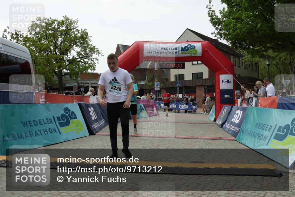 10.05.2026 - 8. Wedeler Halbmarathon Yannick Fuchs http://msf.ph/oto/9713212 10.05.2026 11:27:59 Ziel 882, 1006, 2211, 2228 meine-sportfotos.de