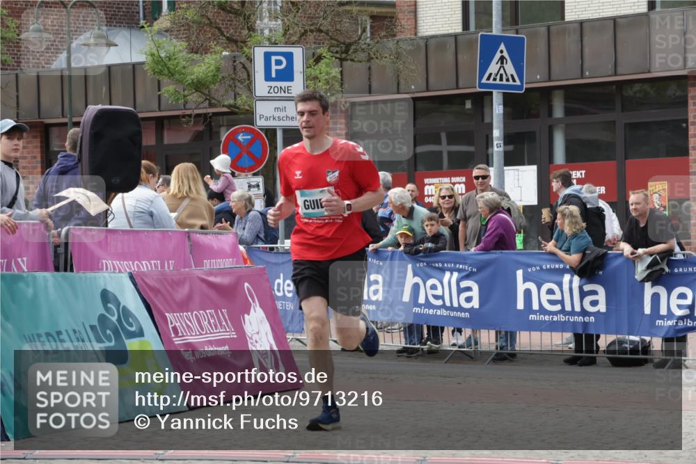10.05.2026 - 8. Wedeler Halbmarathon Yannick Fuchs http://msf.ph/oto/9713216 10.05.2026 11:27:59 Ziel 882, 1006, 2211, 2228 meine-sportfotos.de