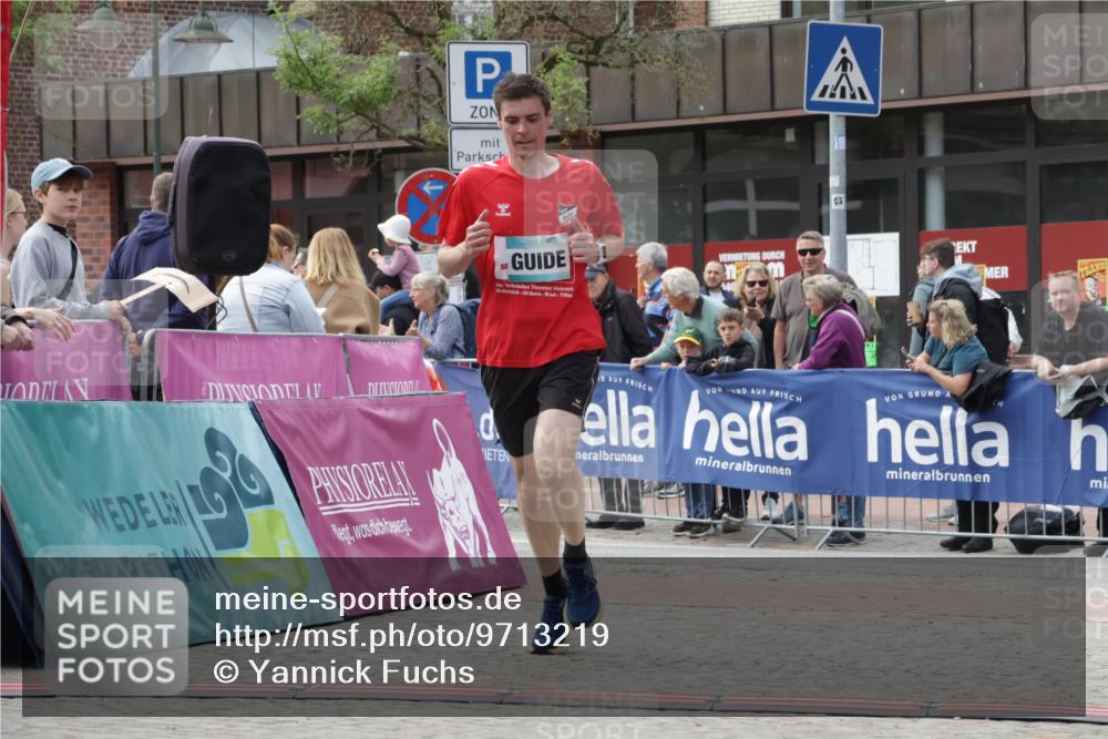 10.05.2026 - 8. Wedeler Halbmarathon Yannick Fuchs http://msf.ph/oto/9713219 10.05.2026 11:28:00 Ziel 882, 1006, 2211, 2228 meine-sportfotos.de