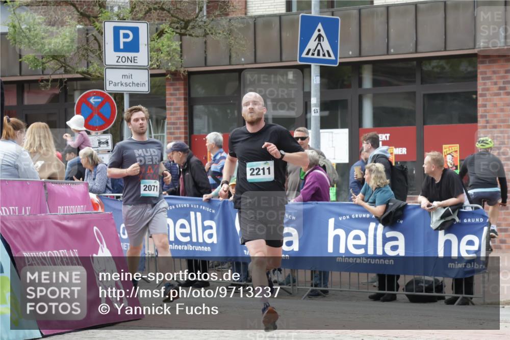 10.05.2026 - 8. Wedeler Halbmarathon Yannick Fuchs http://msf.ph/oto/9713237 10.05.2026 11:28:02 Ziel 882, 933, 2071, 2211, 2228 meine-sportfotos.de