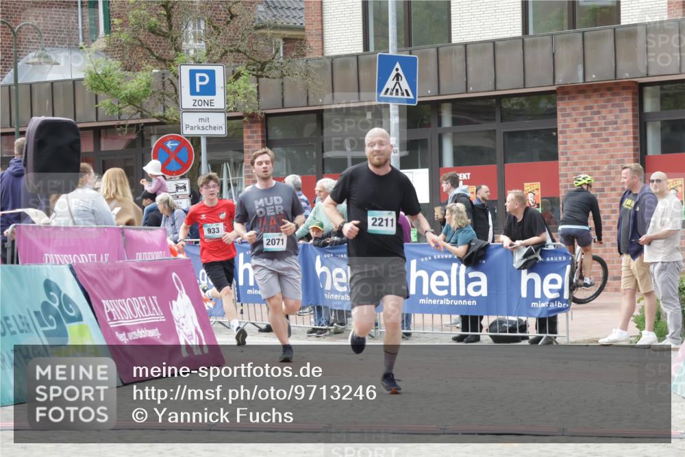 10.05.2026 - 8. Wedeler Halbmarathon Yannick Fuchs http://msf.ph/oto/9713246 10.05.2026 11:28:02 Ziel 882, 933, 2071, 2211, 2228 meine-sportfotos.de