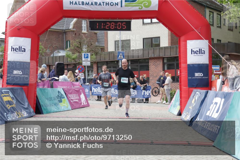 10.05.2026 - 8. Wedeler Halbmarathon Yannick Fuchs http://msf.ph/oto/9713250 10.05.2026 11:28:03 Ziel 882, 933, 2071, 2211 meine-sportfotos.de