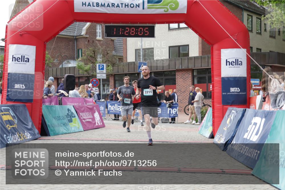 10.05.2026 - 8. Wedeler Halbmarathon Yannick Fuchs http://msf.ph/oto/9713256 10.05.2026 11:28:03 Ziel 882, 933, 2071, 2211 meine-sportfotos.de
