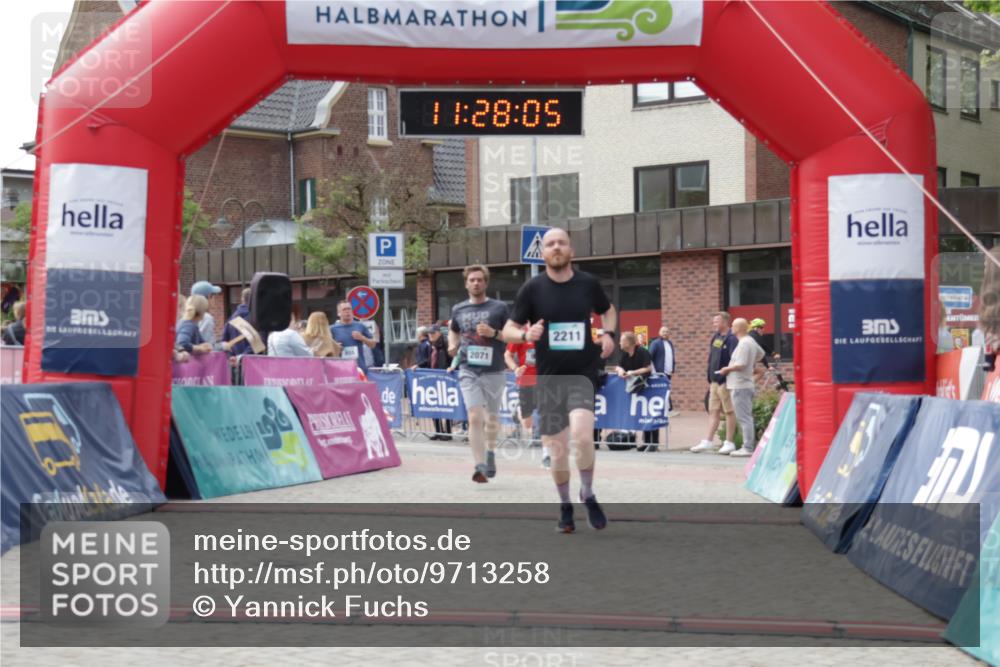 10.05.2026 - 8. Wedeler Halbmarathon Yannick Fuchs http://msf.ph/oto/9713258 10.05.2026 11:28:04 Ziel 855, 933, 2071, 2211 meine-sportfotos.de