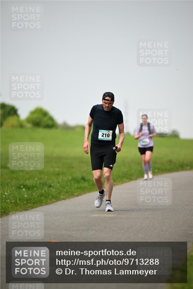 10.05.2026 - 8. Wedeler Halbmarathon Dr. Thomas Lammeyer http://msf.ph/oto/9713288 10.05.2026 12:13:36 Laufen 210 meine-sportfotos.de
