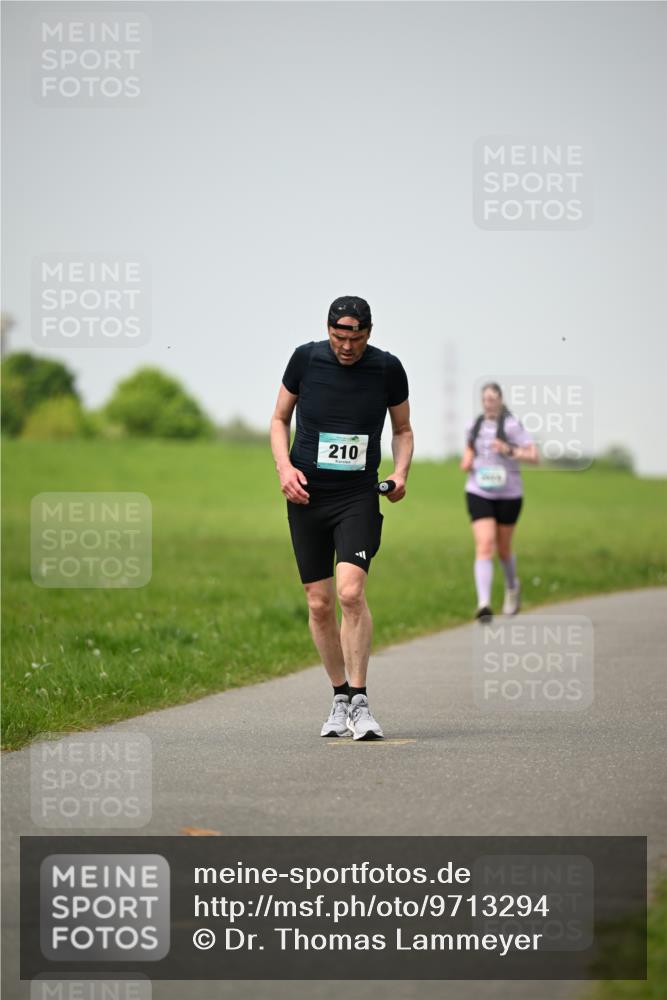 10.05.2026 - 8. Wedeler Halbmarathon Dr. Thomas Lammeyer http://msf.ph/oto/9713294 10.05.2026 12:13:36 Laufen 210 meine-sportfotos.de