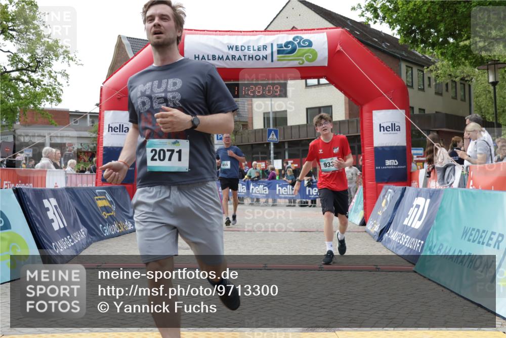 10.05.2026 - 8. Wedeler Halbmarathon Yannick Fuchs http://msf.ph/oto/9713300 10.05.2026 11:28:07 Ziel 855, 933, 2071, 2211 meine-sportfotos.de
