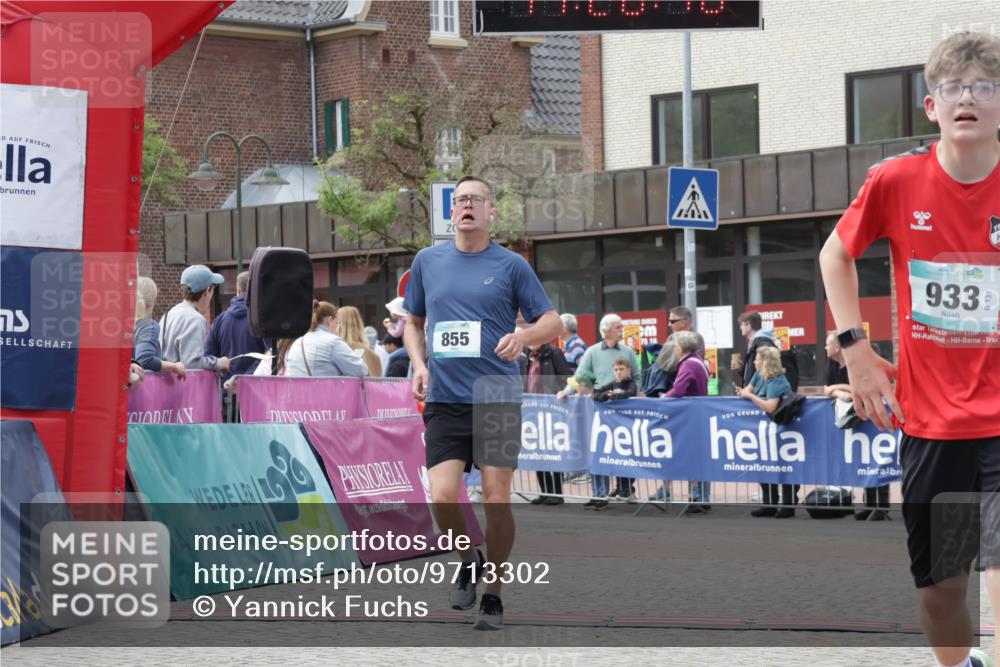 10.05.2026 - 8. Wedeler Halbmarathon Yannick Fuchs http://msf.ph/oto/9713302 10.05.2026 11:28:08 Ziel 855, 933, 2071, 2211 meine-sportfotos.de