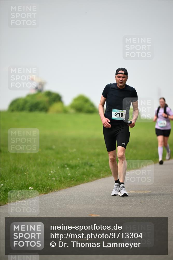10.05.2026 - 8. Wedeler Halbmarathon Dr. Thomas Lammeyer http://msf.ph/oto/9713304 10.05.2026 12:13:37 Laufen 210, 737 meine-sportfotos.de