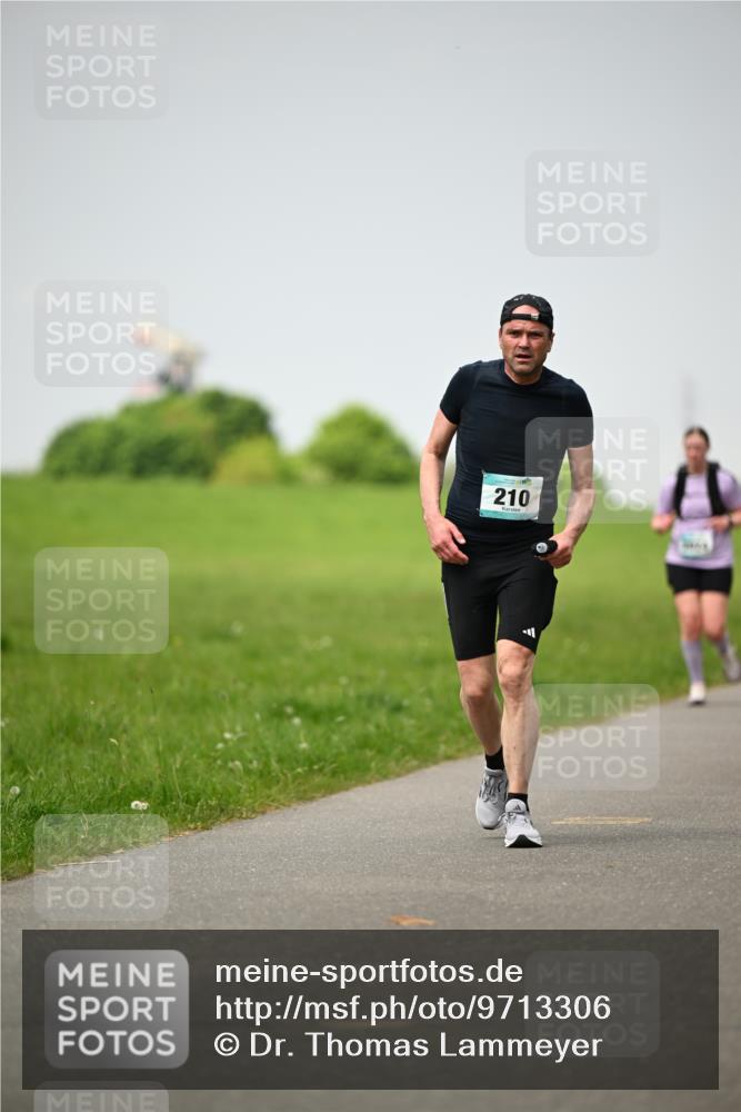 10.05.2026 - 8. Wedeler Halbmarathon Dr. Thomas Lammeyer http://msf.ph/oto/9713306 10.05.2026 12:13:37 Laufen 210 meine-sportfotos.de