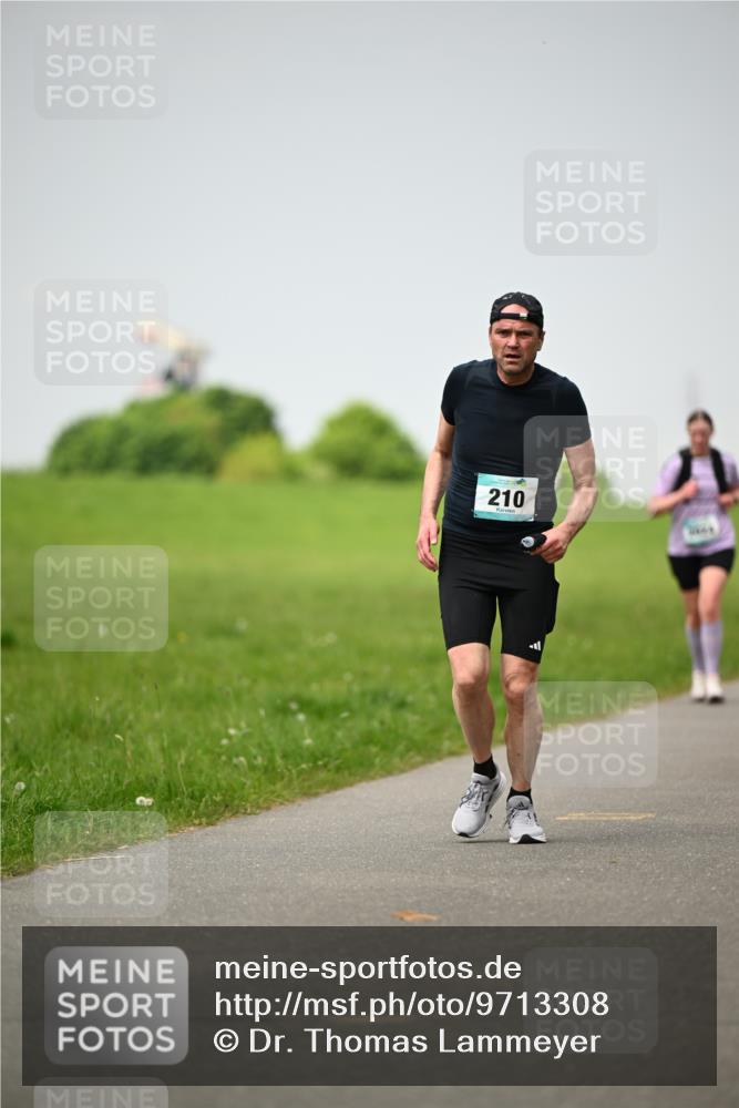 10.05.2026 - 8. Wedeler Halbmarathon Dr. Thomas Lammeyer http://msf.ph/oto/9713308 10.05.2026 12:13:37 Laufen 210 meine-sportfotos.de