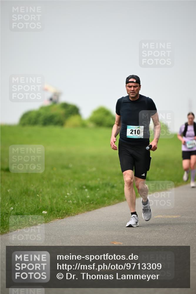 10.05.2026 - 8. Wedeler Halbmarathon Dr. Thomas Lammeyer http://msf.ph/oto/9713309 10.05.2026 12:13:37 Laufen 210 meine-sportfotos.de
