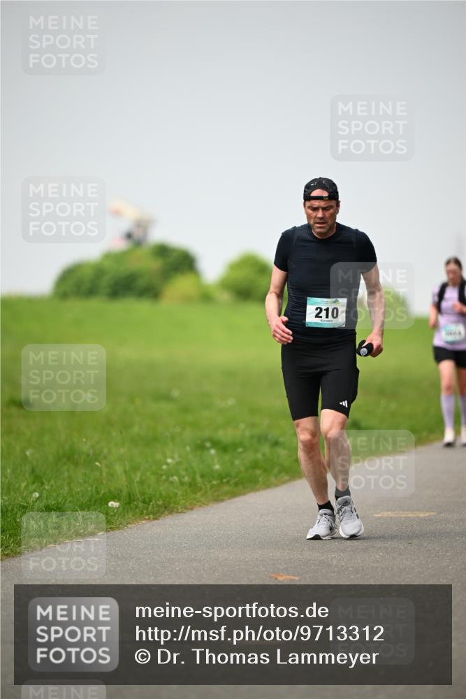10.05.2026 - 8. Wedeler Halbmarathon Dr. Thomas Lammeyer http://msf.ph/oto/9713312 10.05.2026 12:13:38 Laufen 210 meine-sportfotos.de