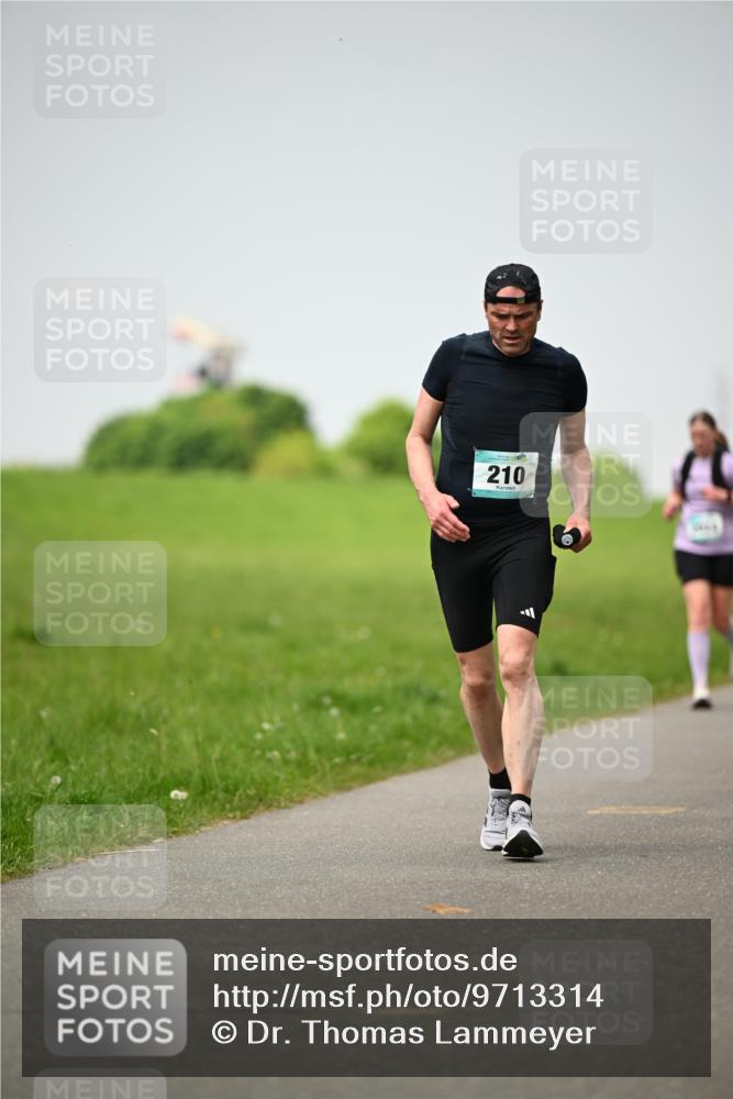 10.05.2026 - 8. Wedeler Halbmarathon Dr. Thomas Lammeyer http://msf.ph/oto/9713314 10.05.2026 12:13:38 Laufen 210 meine-sportfotos.de