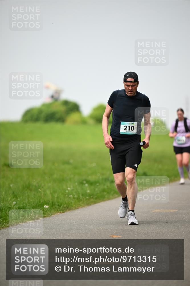 10.05.2026 - 8. Wedeler Halbmarathon Dr. Thomas Lammeyer http://msf.ph/oto/9713315 10.05.2026 12:13:38 Laufen 210 meine-sportfotos.de