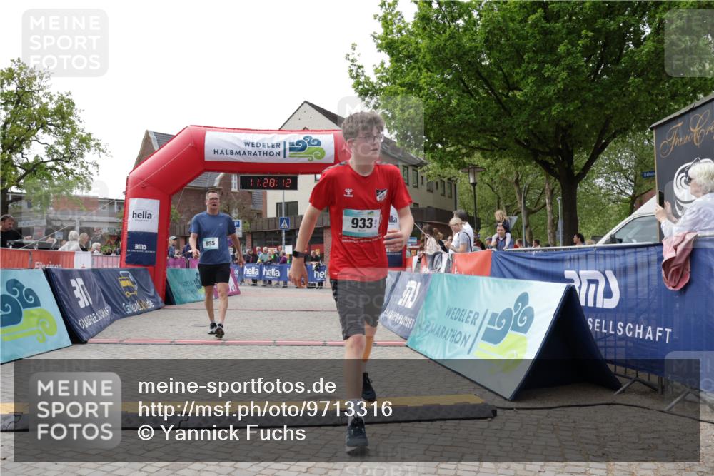 10.05.2026 - 8. Wedeler Halbmarathon Yannick Fuchs http://msf.ph/oto/9713316 10.05.2026 11:28:11 Ziel 855, 933, 2071 meine-sportfotos.de