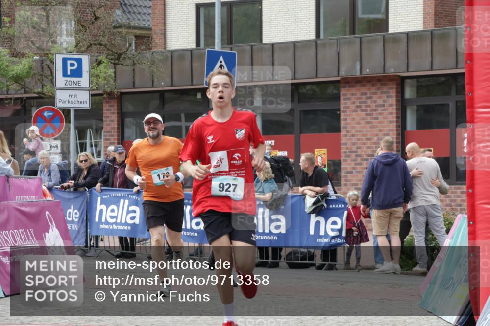 10.05.2026 - 8. Wedeler Halbmarathon Yannick Fuchs http://msf.ph/oto/9713358 10.05.2026 11:28:16 Ziel 170, 927, 1042, 2038 meine-sportfotos.de