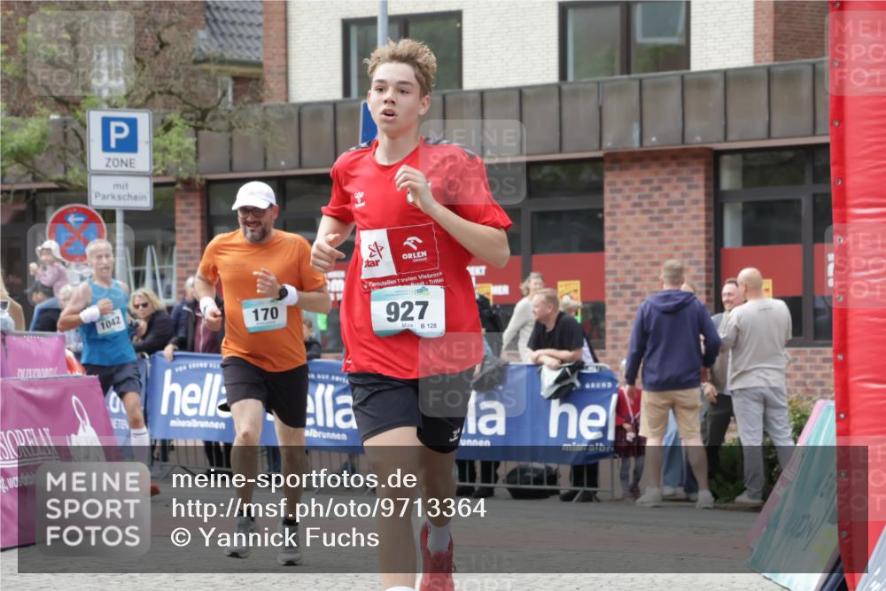 10.05.2026 - 8. Wedeler Halbmarathon Yannick Fuchs http://msf.ph/oto/9713364 10.05.2026 11:28:17 Ziel 170, 927, 1042, 2038 meine-sportfotos.de