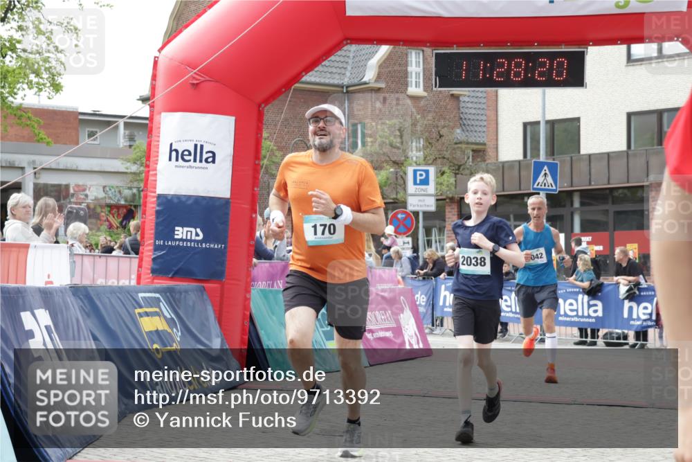 10.05.2026 - 8. Wedeler Halbmarathon Yannick Fuchs http://msf.ph/oto/9713392 10.05.2026 11:28:19 Ziel 170, 927, 1042, 2038 meine-sportfotos.de