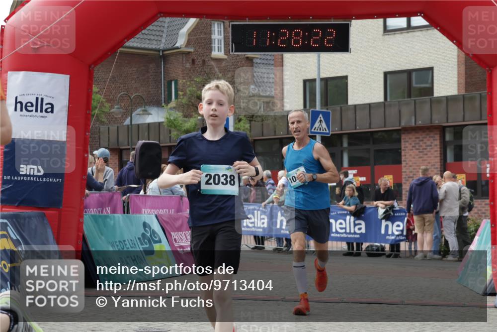 10.05.2026 - 8. Wedeler Halbmarathon Yannick Fuchs http://msf.ph/oto/9713404 10.05.2026 11:28:20 Ziel 170, 927, 1042, 2038 meine-sportfotos.de