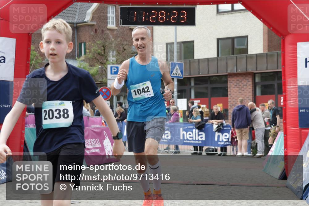 10.05.2026 - 8. Wedeler Halbmarathon Yannick Fuchs http://msf.ph/oto/9713416 10.05.2026 11:28:21 Ziel 170, 927, 1042, 2038 meine-sportfotos.de