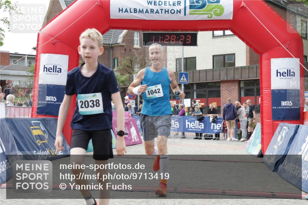 10.05.2026 - 8. Wedeler Halbmarathon Yannick Fuchs http://msf.ph/oto/9713419 10.05.2026 11:28:21 Ziel 170, 927, 1042, 2038 meine-sportfotos.de