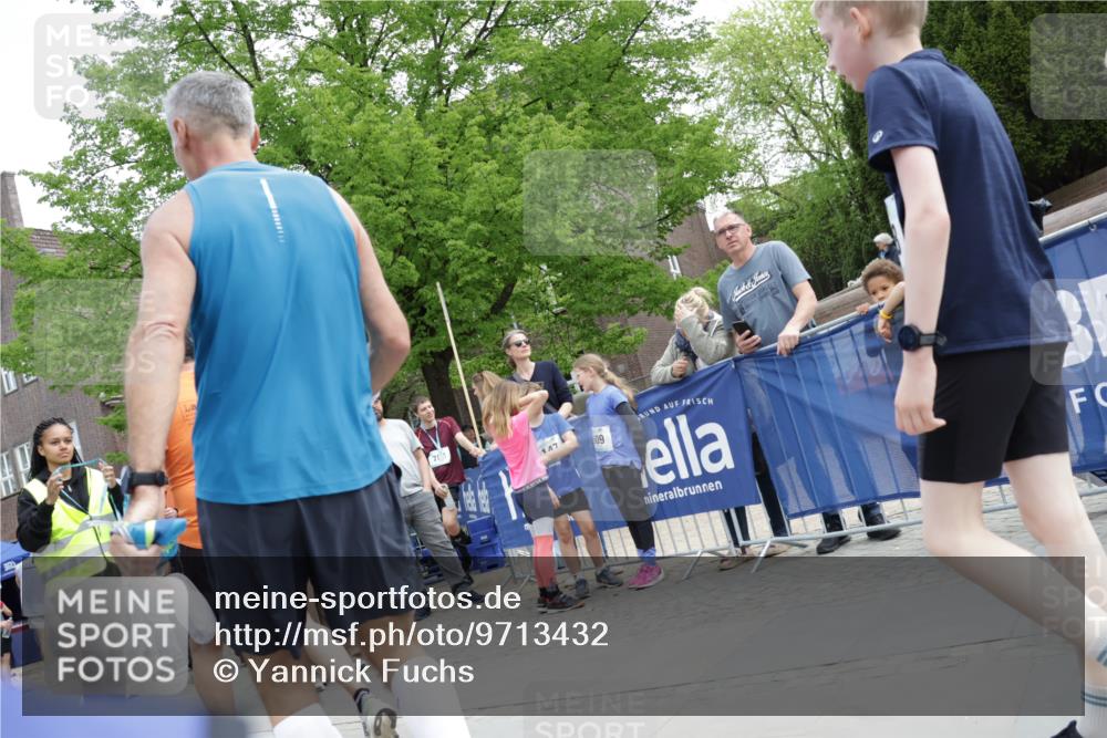 10.05.2026 - 8. Wedeler Halbmarathon Yannick Fuchs http://msf.ph/oto/9713432 10.05.2026 11:28:24 Ziel 1042, 2038, 2122 meine-sportfotos.de