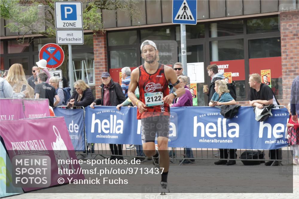 10.05.2026 - 8. Wedeler Halbmarathon Yannick Fuchs http://msf.ph/oto/9713437 10.05.2026 11:28:27 Ziel 2122 meine-sportfotos.de