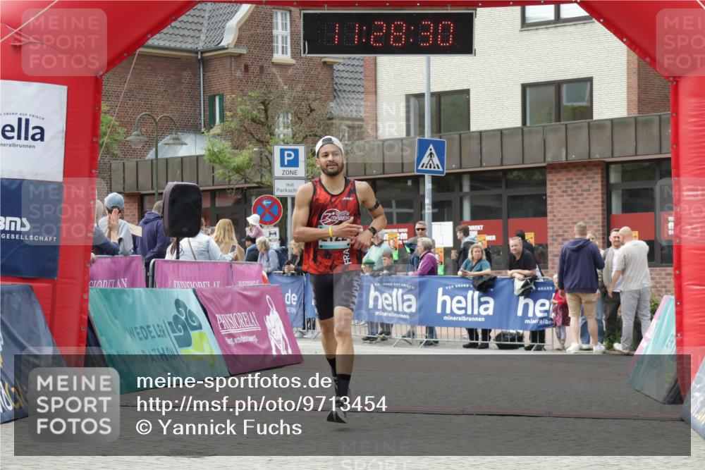 10.05.2026 - 8. Wedeler Halbmarathon Yannick Fuchs http://msf.ph/oto/9713454 10.05.2026 11:28:28 Ziel 2122 meine-sportfotos.de
