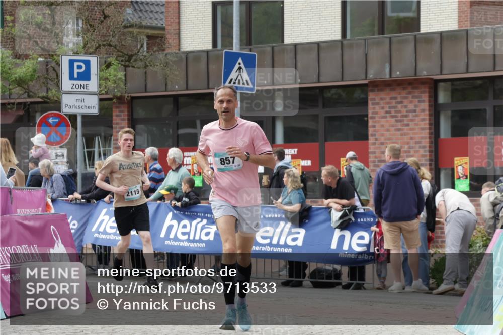10.05.2026 - 8. Wedeler Halbmarathon Yannick Fuchs http://msf.ph/oto/9713533 10.05.2026 11:28:38 Ziel 857, 2115, 2138 meine-sportfotos.de