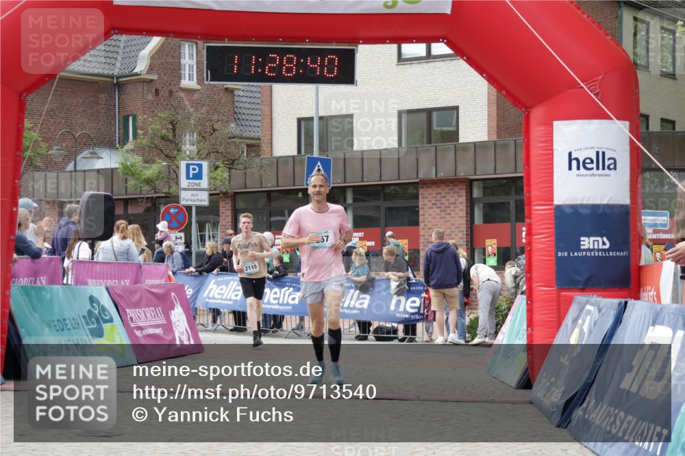 10.05.2026 - 8. Wedeler Halbmarathon Yannick Fuchs http://msf.ph/oto/9713540 10.05.2026 11:28:39 Ziel 857, 2115, 2138 meine-sportfotos.de
