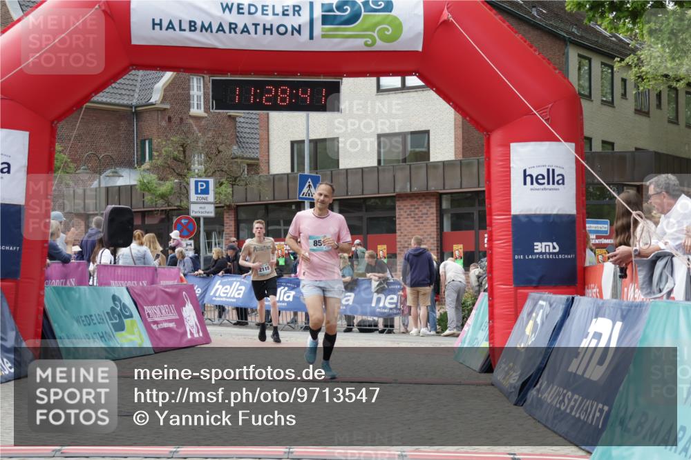 10.05.2026 - 8. Wedeler Halbmarathon Yannick Fuchs http://msf.ph/oto/9713547 10.05.2026 11:28:39 Ziel 857, 2115, 2138 meine-sportfotos.de