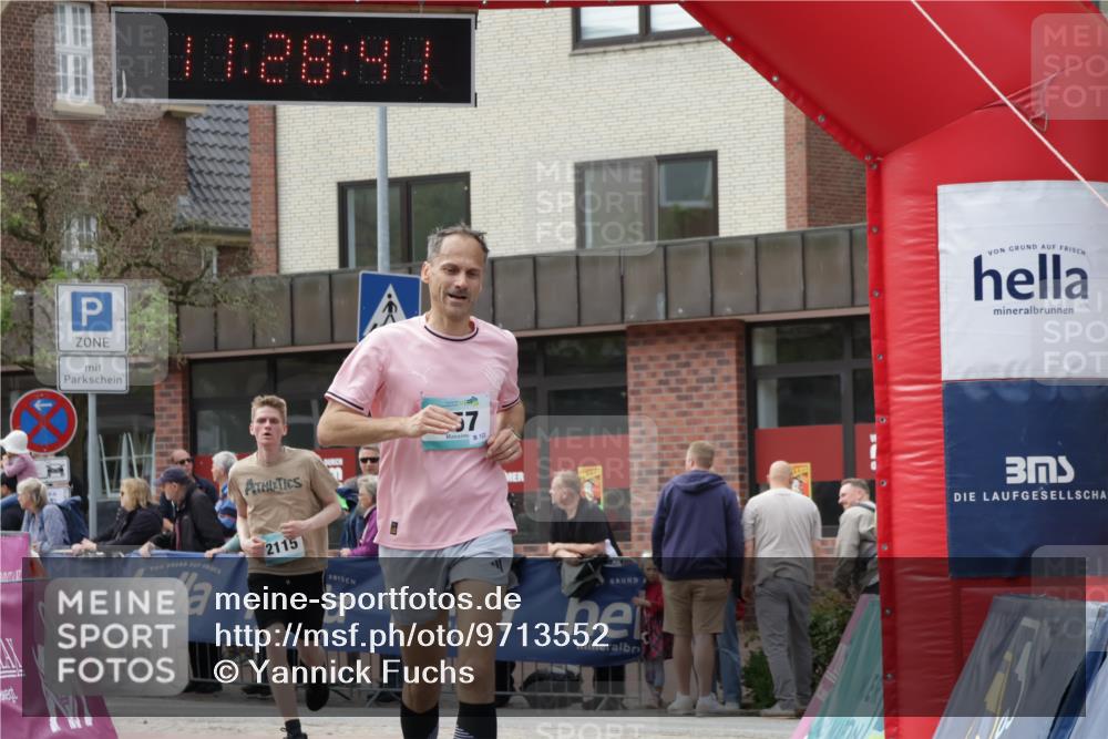 10.05.2026 - 8. Wedeler Halbmarathon Yannick Fuchs http://msf.ph/oto/9713552 10.05.2026 11:28:39 Ziel 857, 2115, 2138 meine-sportfotos.de