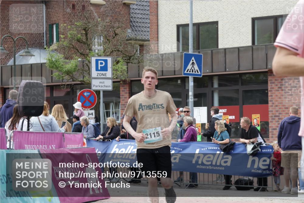 10.05.2026 - 8. Wedeler Halbmarathon Yannick Fuchs http://msf.ph/oto/9713559 10.05.2026 11:28:41 Ziel 169, 857, 926, 2115 meine-sportfotos.de
