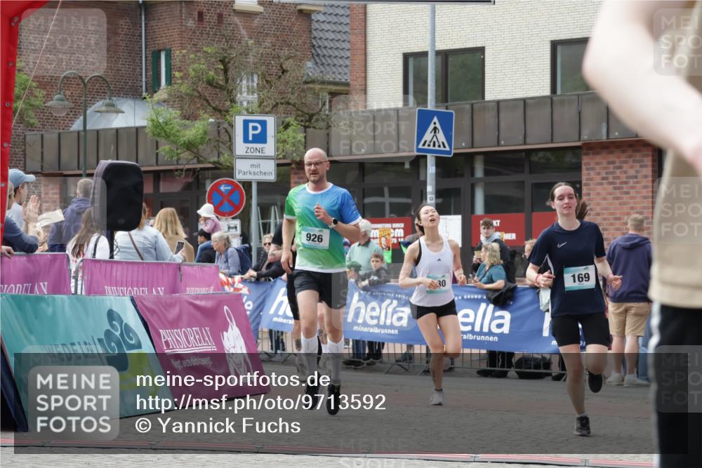 10.05.2026 - 8. Wedeler Halbmarathon Yannick Fuchs http://msf.ph/oto/9713592 10.05.2026 11:28:44 Ziel 169, 530, 635, 857, 926, 2115 meine-sportfotos.de