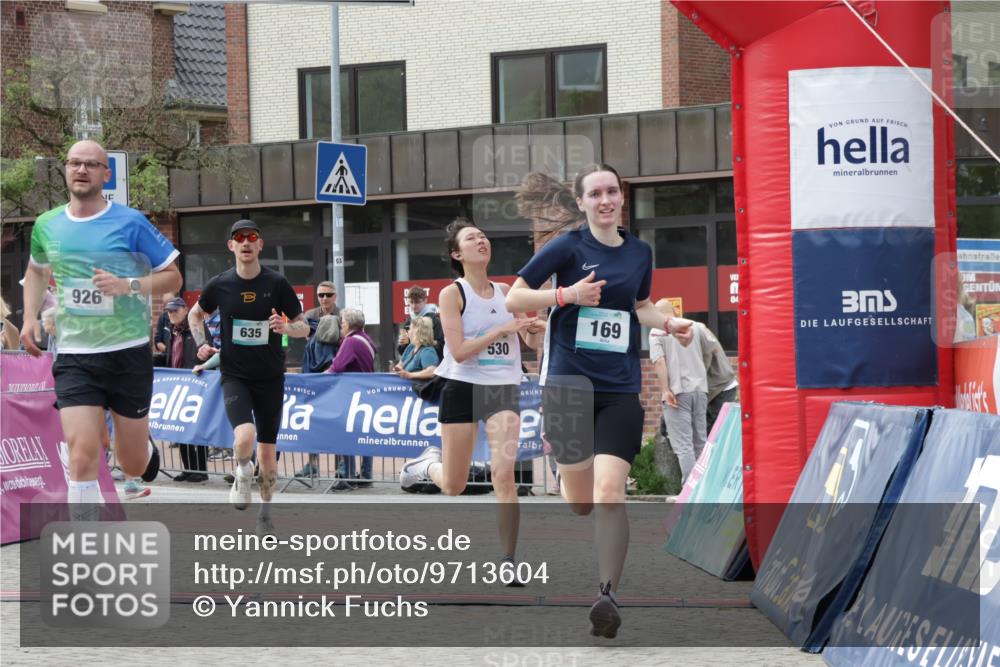 10.05.2026 - 8. Wedeler Halbmarathon Yannick Fuchs http://msf.ph/oto/9713604 10.05.2026 11:28:45 Ziel 169, 530, 635, 857, 926, 2115, 2232 meine-sportfotos.de