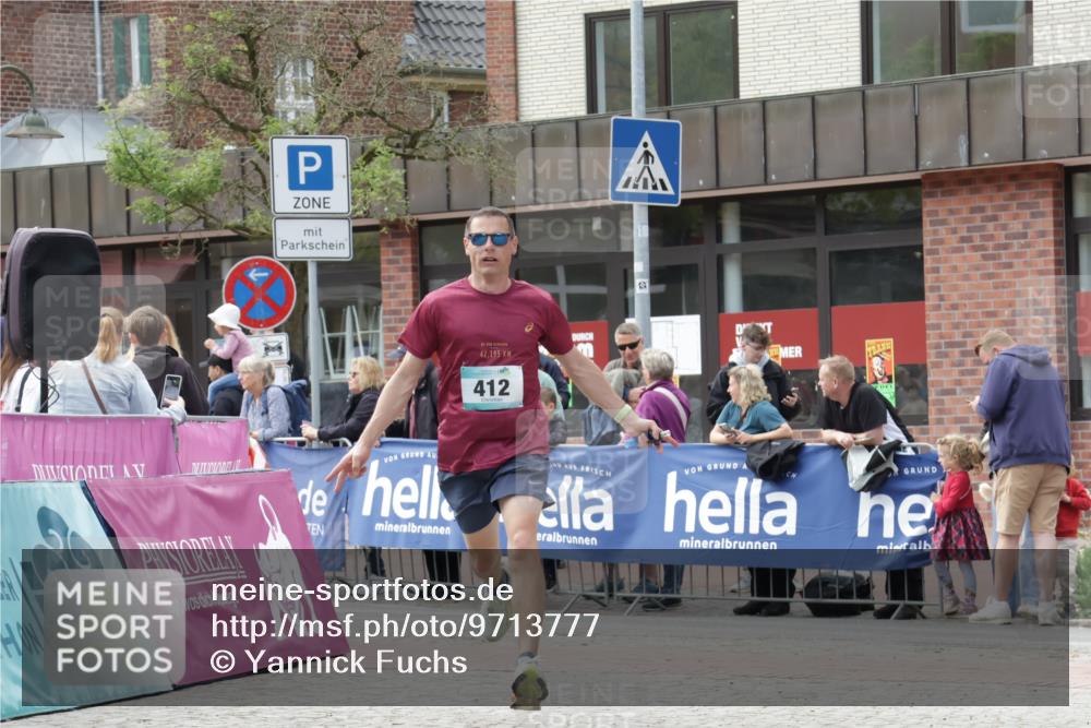 10.05.2026 - 8. Wedeler Halbmarathon Yannick Fuchs http://msf.ph/oto/9713777 10.05.2026 11:29:08 Ziel 412, 677 meine-sportfotos.de