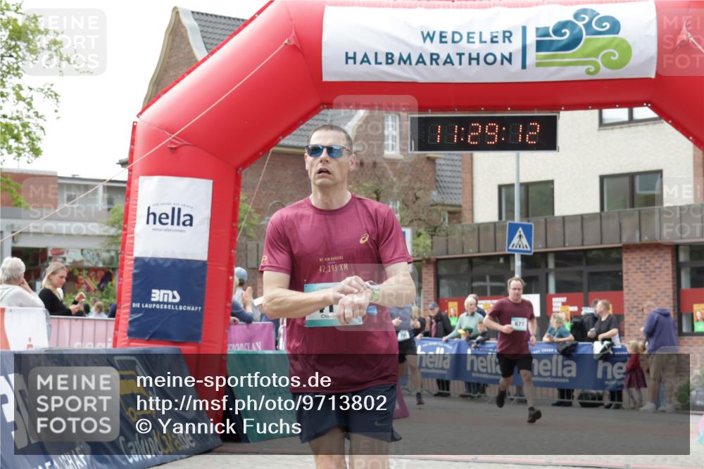 10.05.2026 - 8. Wedeler Halbmarathon Yannick Fuchs http://msf.ph/oto/9713802 10.05.2026 11:29:10 Ziel 412, 677 meine-sportfotos.de