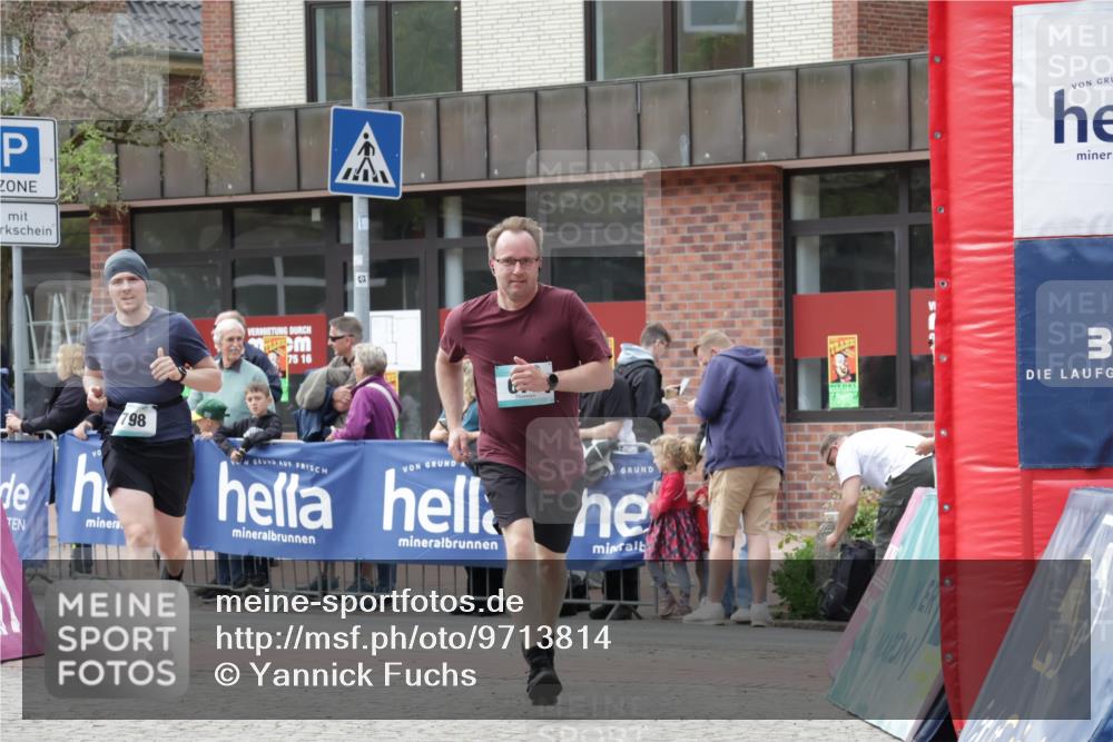 10.05.2026 - 8. Wedeler Halbmarathon Yannick Fuchs http://msf.ph/oto/9713814 10.05.2026 11:29:11 Ziel 412, 677 meine-sportfotos.de