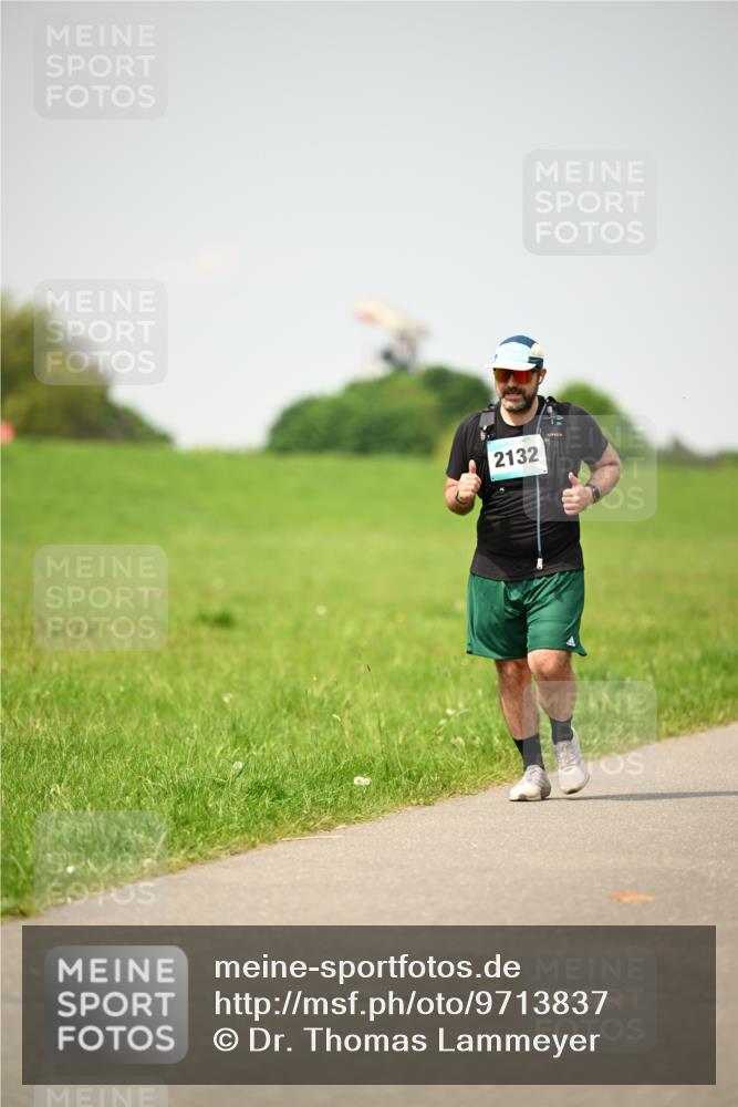 10.05.2026 - 8. Wedeler Halbmarathon Dr. Thomas Lammeyer http://msf.ph/oto/9713837 10.05.2026 12:16:23 Laufen 2132 meine-sportfotos.de